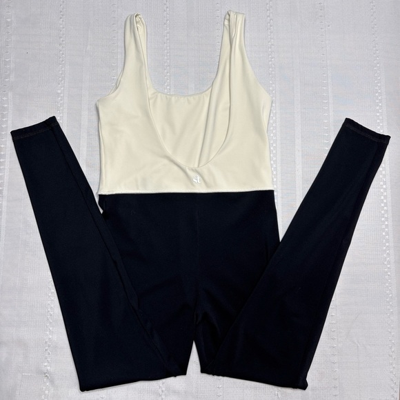 Strut This! Elegant Black and Cream Jumpsuit- Size Medium - Picture 11 of 13